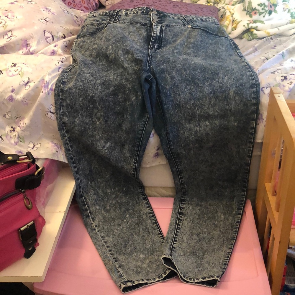 Medium acid wash jeans👖. Size 18.